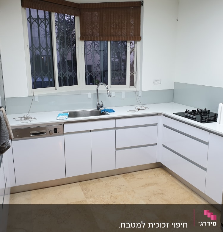 חלון זכוכית עם סורגים במטבח מודרני